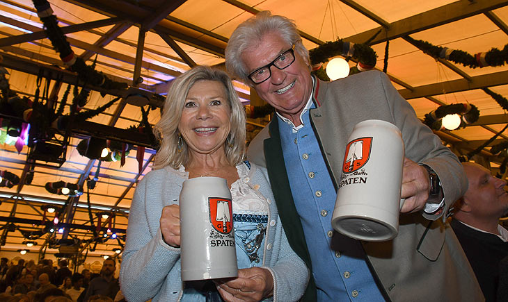 Marianne und Michael Hartl mit der ersten Maß 2022 im Schottenhamel Zelt (©foto. Ingrid Grossmann)